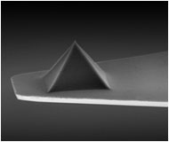 パイレックスナイトライド製ピラミッド形AFM探針のSEMイメージ