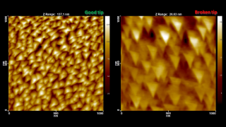 小さな形状を正確にイメージングするには、AFM探針の曲率半径が一般的な形状サイズよりも十分に小さい必要があります。逆に、探針が測定対象よりもはるかに大きい場合、測定結果は探針先端自体の像になります。
左図は、新しい先端が鋭いプローブを使用しタッピング モード スキャンした例で、TipCheck のピラミッド構造がよくわかります。右図は、ダメージを受けた探針を使用し TipCheckを測定した例です。プローブの不適切な取り扱いによって探針先端が壊れていることがはっきりとわかります。