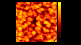 CdSe薄膜の表面形状。推定平均ナノ結晶サイズは 10nm 未満。