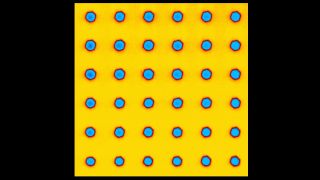 単結晶、Z カット、Mg:LiNbO3 の圧電応答顕微鏡 (PFM) 像。探針に-100Vを印加することで強誘電体ドメインが書き込まれる。青と黄色の領域は、正と負の分極ドメインに対応する。