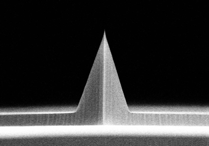 Olympus OMCL-AC240TN AFM 探針のSEMイメージ