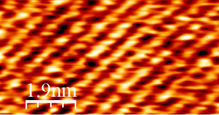 グラファイトモデル電極とリチウムイオン電解液溶媒の界面観察
グラファイト電極のモデルとして高配向性熱分解グラファイト (HOPG)と、リチウムイオン電解液の溶媒として研究されているテトラグライムの界面構造を観察した例。 
測定中のカンチレバーの振動周波数と振幅はそれぞれ92kHzと0.3nmとした。
界面構造に影響を与える空気の混入を避けるために、温度は Ar雰囲気中で298 Kに設定した。 Δf = 1000 Hz のトポグラフィーとして観察できた構造は、HOPG表面に吸着したテトラグライムの分子構造に起因している。
SPM system SPM-8000FM (Shimadzu).
Mode FM-AFM