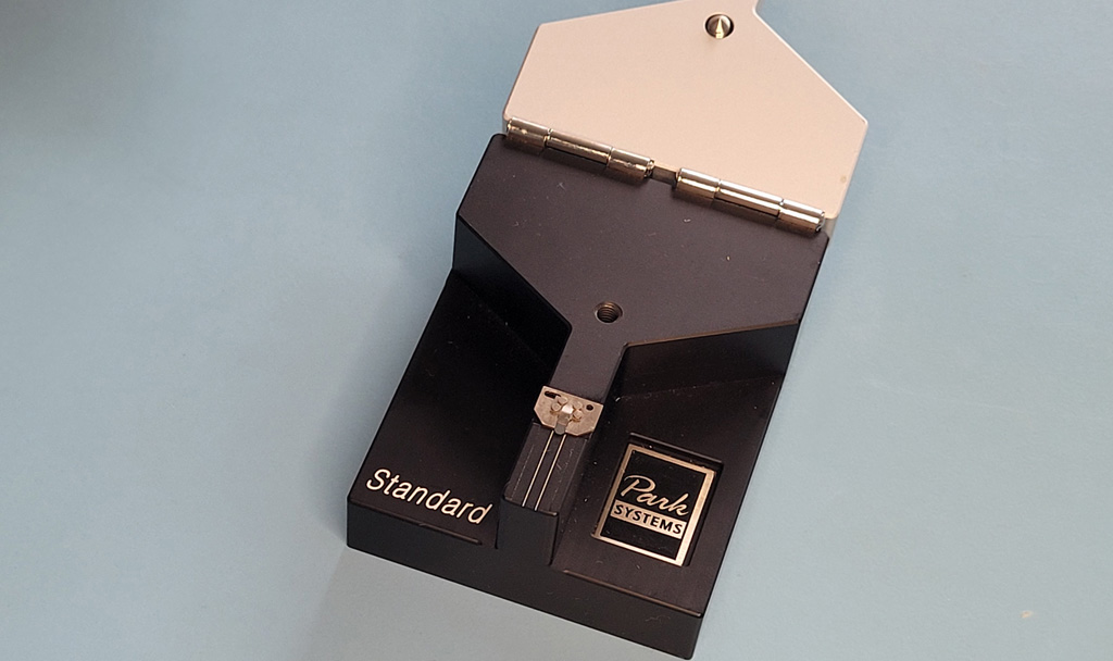 画像タイトル：ステップ8 – アンマウントプローブのためのパークシステムズ クリップ式 チップキャリアの使用方法